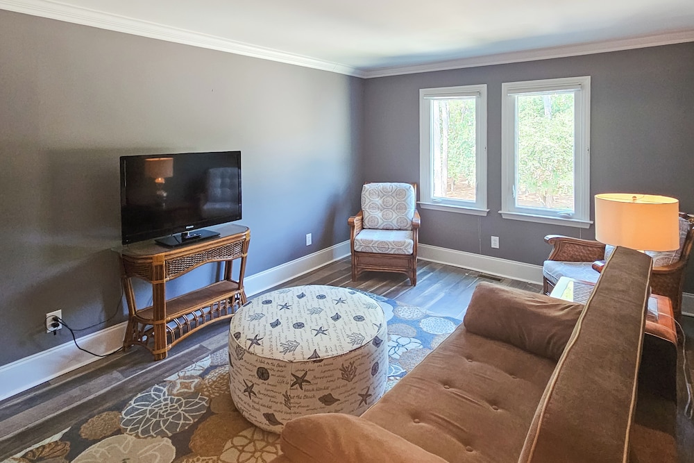 Marina & Pool: Roomy Golf-view Home in Southport