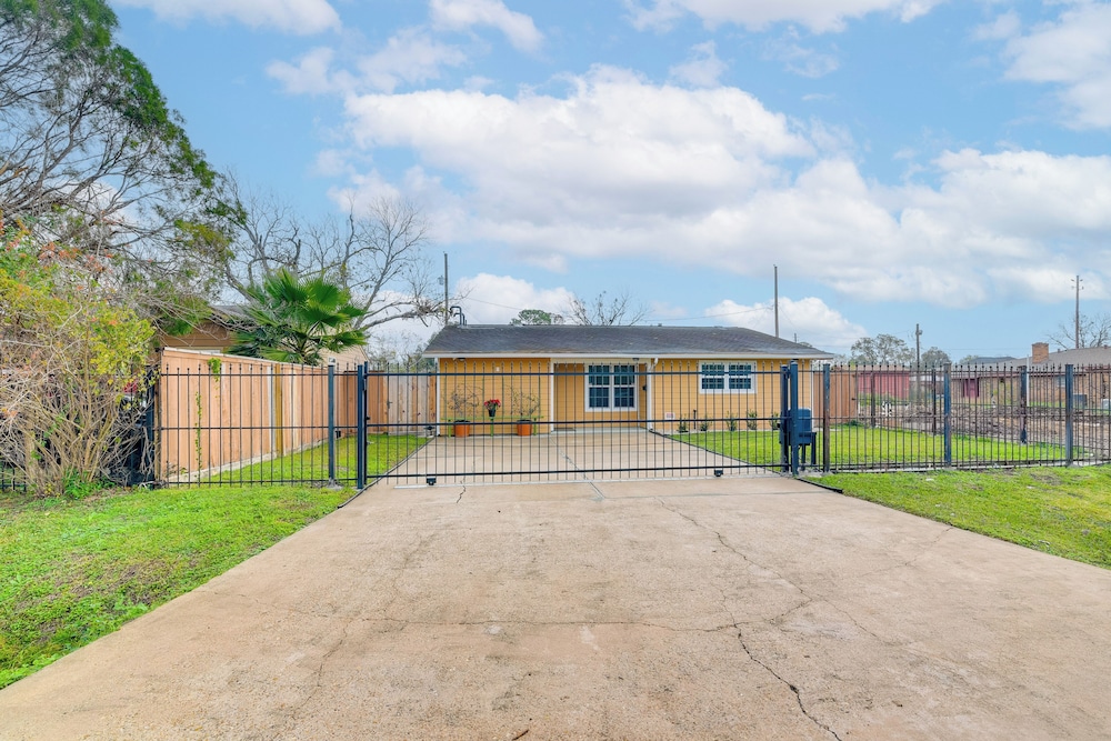 4 Mi to NRG Stadium: Quiet Home w/ Fenced Yard!