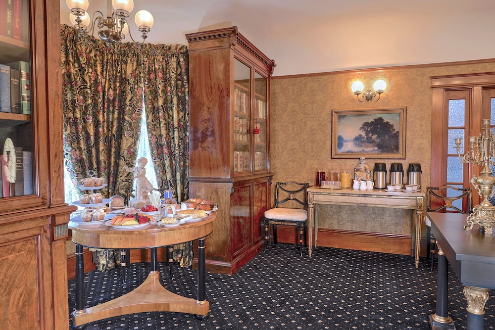 The Charles Pacific Grove - Artfully Designed Inclusive Inn