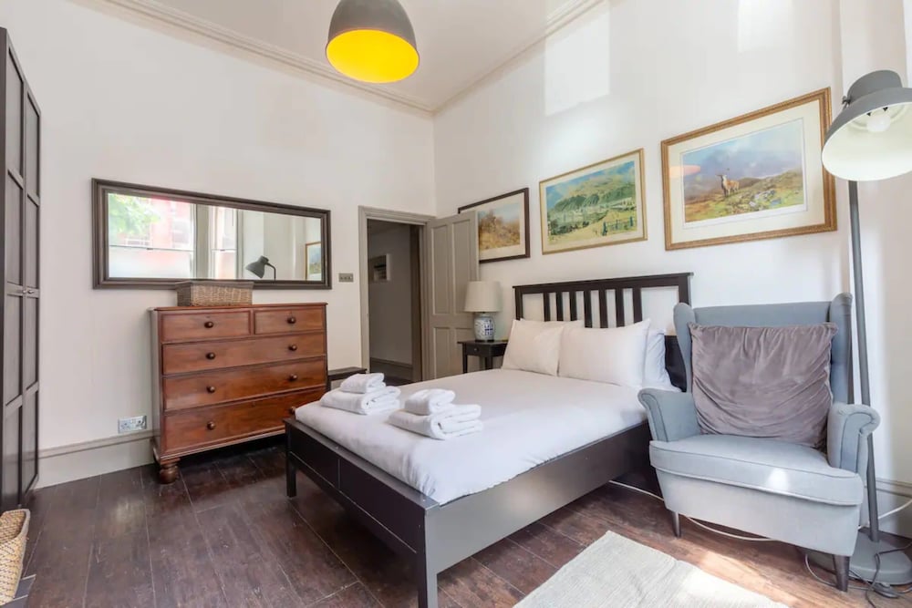 Eclectic 2 Bedroom Victorian era Apartment in Oval