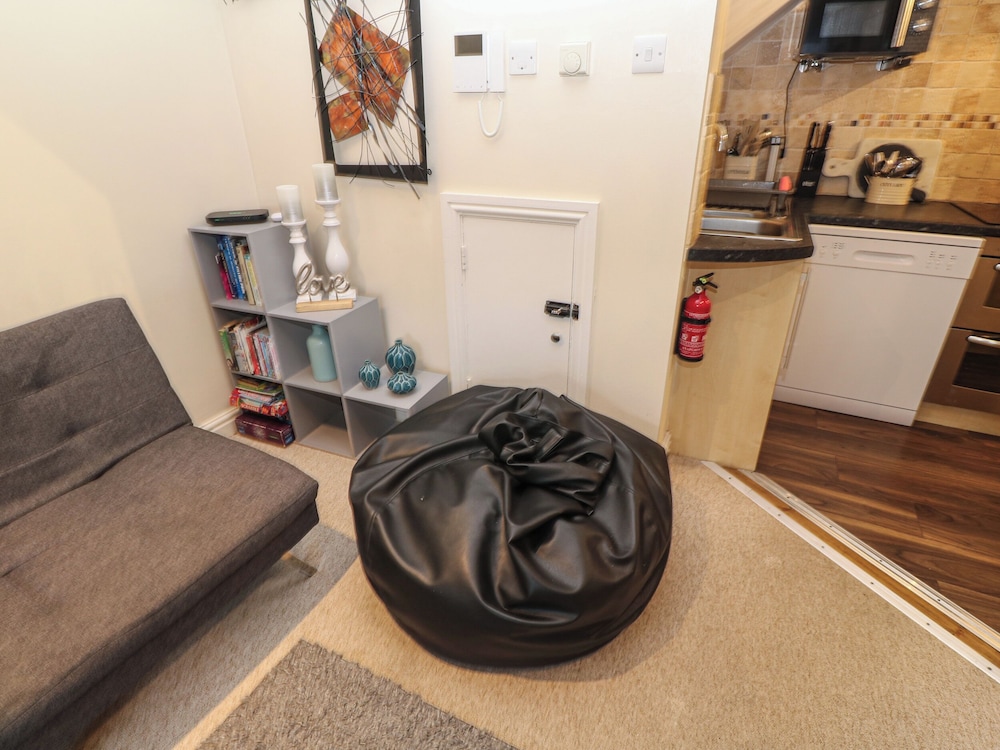 5 Lyonesse Apartments