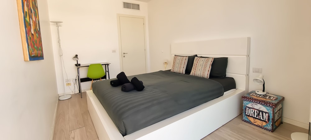 Design Apt Parking Included 2BDR TL30 view 5