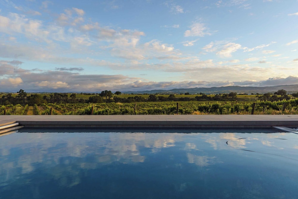 Wellsona Vineyard Retreat + Pool, Hot Tub, Views Main Home + Guest Home