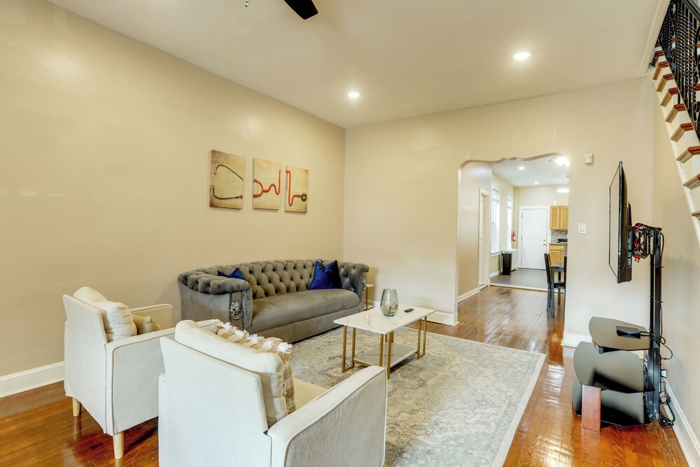 Private Backyard Jawn! Multi-level Philly Rowhouse