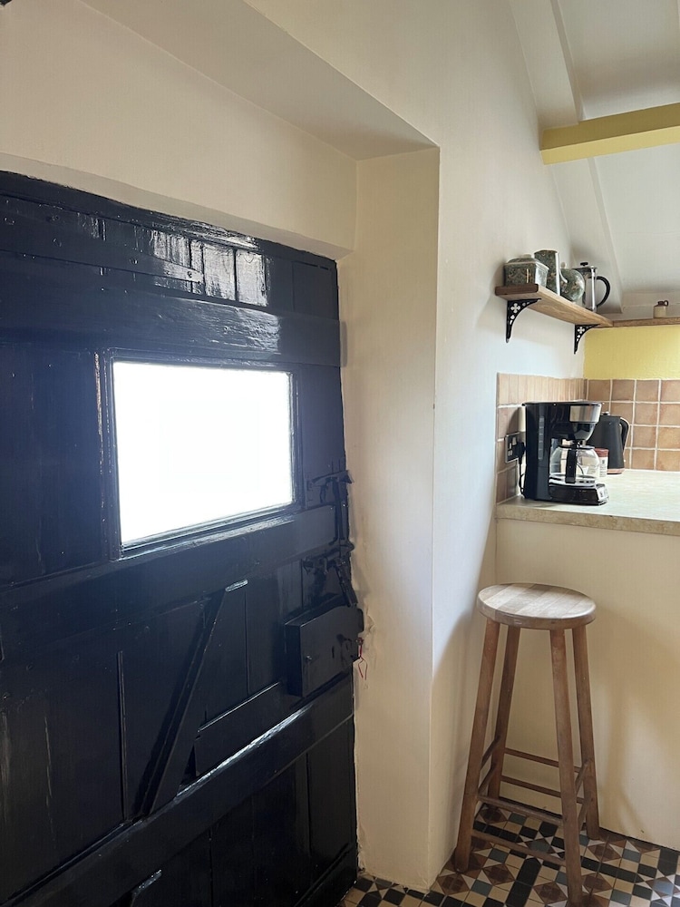 Local Pubs, Walking Routes, Cottage w Parking