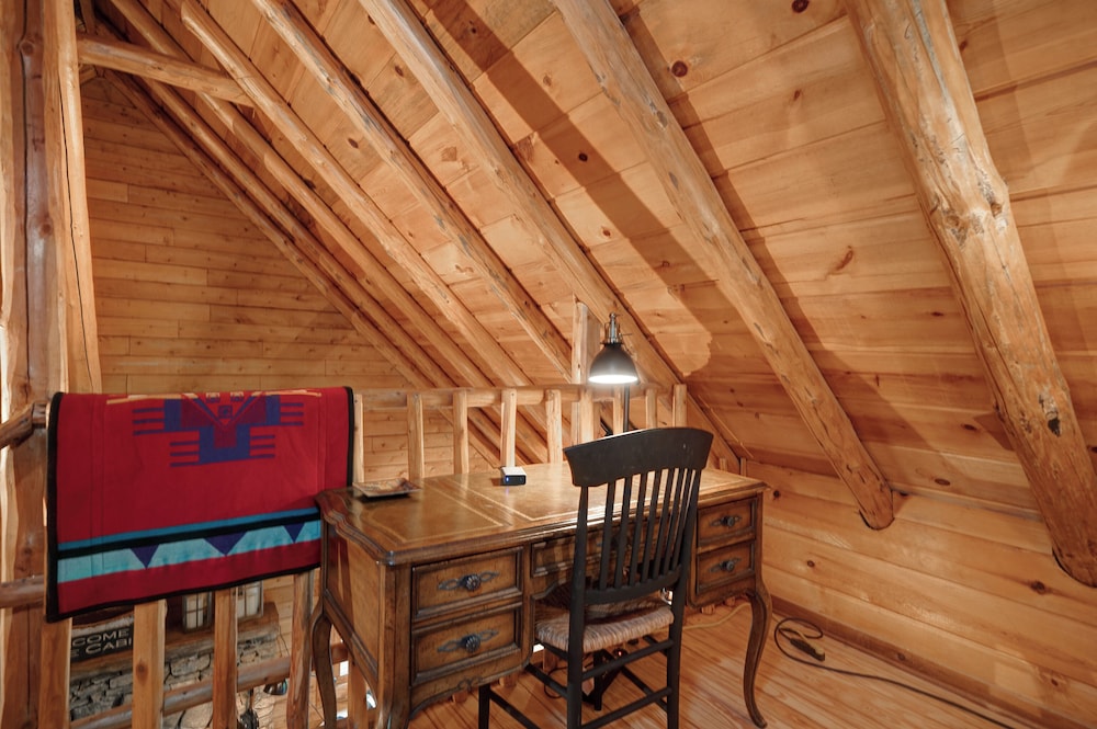 The Guest House Historic Cabin in Big Canoe
