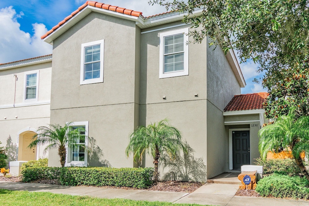 4BR Townhome w/ Pool in Bella Vida Resort