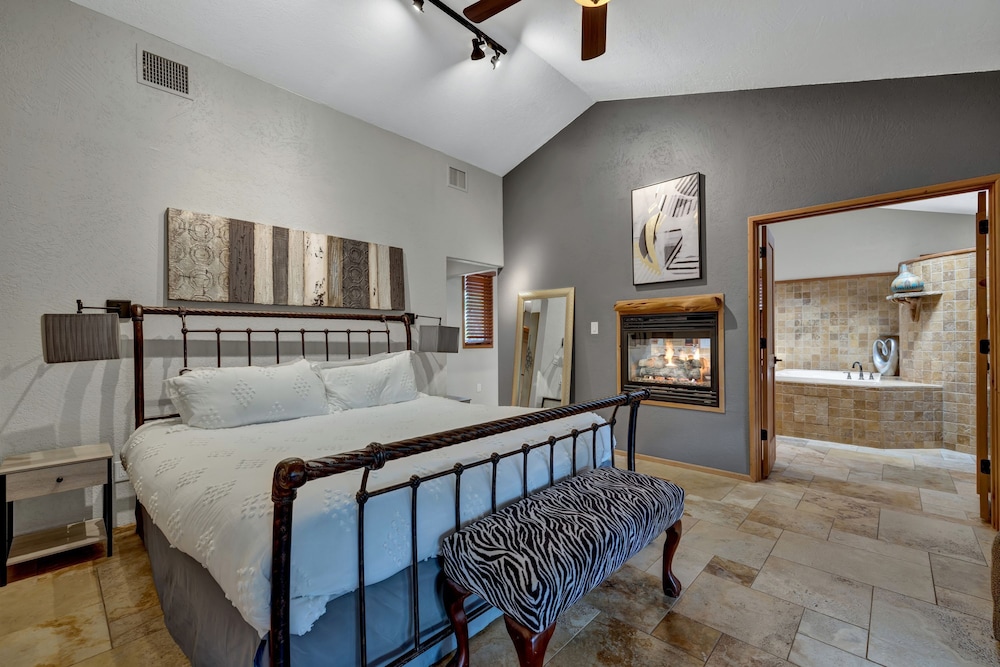 Terracotta Oasis - Wimberley for 30 Guests