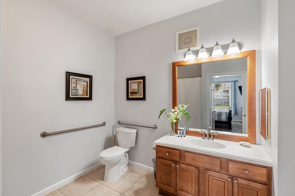 Hakuna Hideaway: 5 Mi To Disney! 1st Floor, Lion King Room & Resort Pool 3 Bedroom Condo