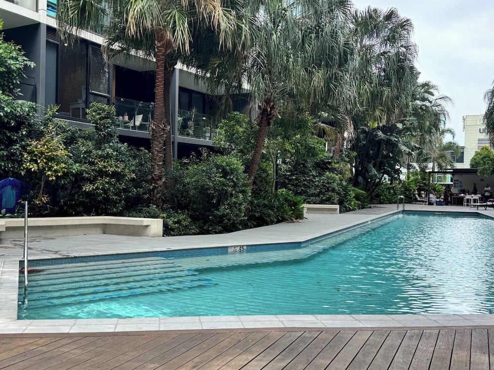 Spacious City Escape With Pool, Gym & Free Parking