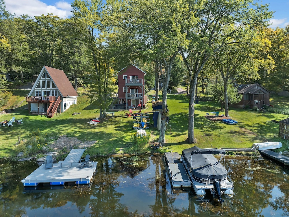 Lakefront Lodge Hot Tub Dock Kayaks