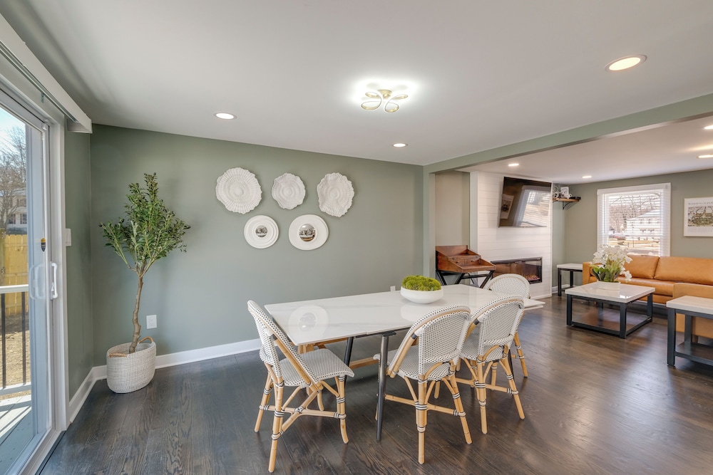 Family Friendly: Modern Retreat in Fort Washington