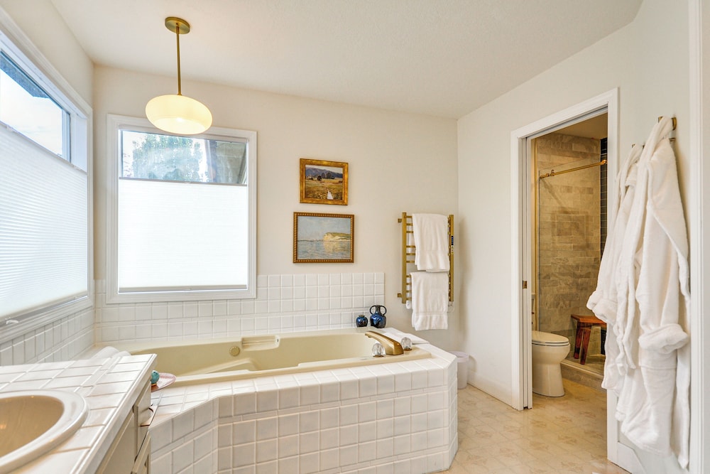 Near Shops & Cafes: Beaverton Haven w/ Luxe Decor!