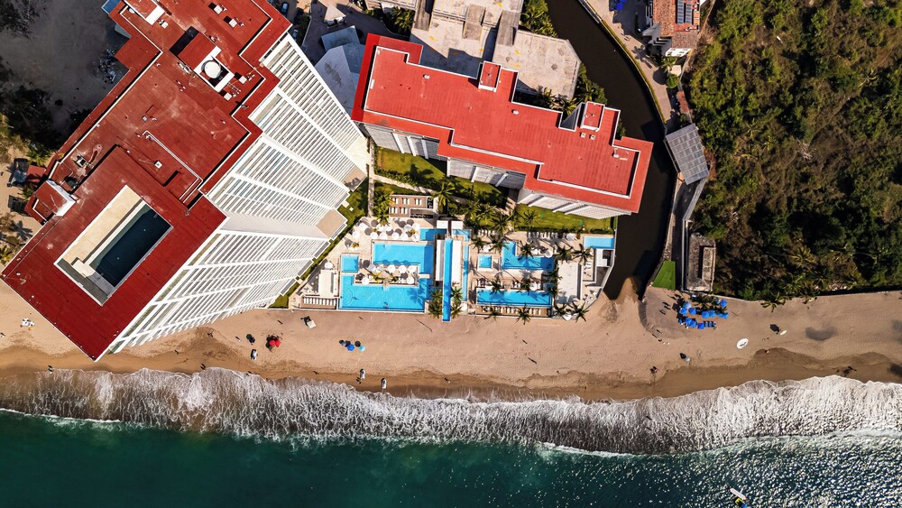 Stylish Beachfront 2BR - Balcony & Pools