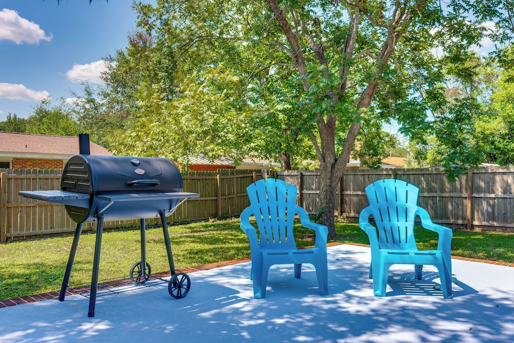 6 Mi to Dtwn Pensacola: Family-friendly Gem!