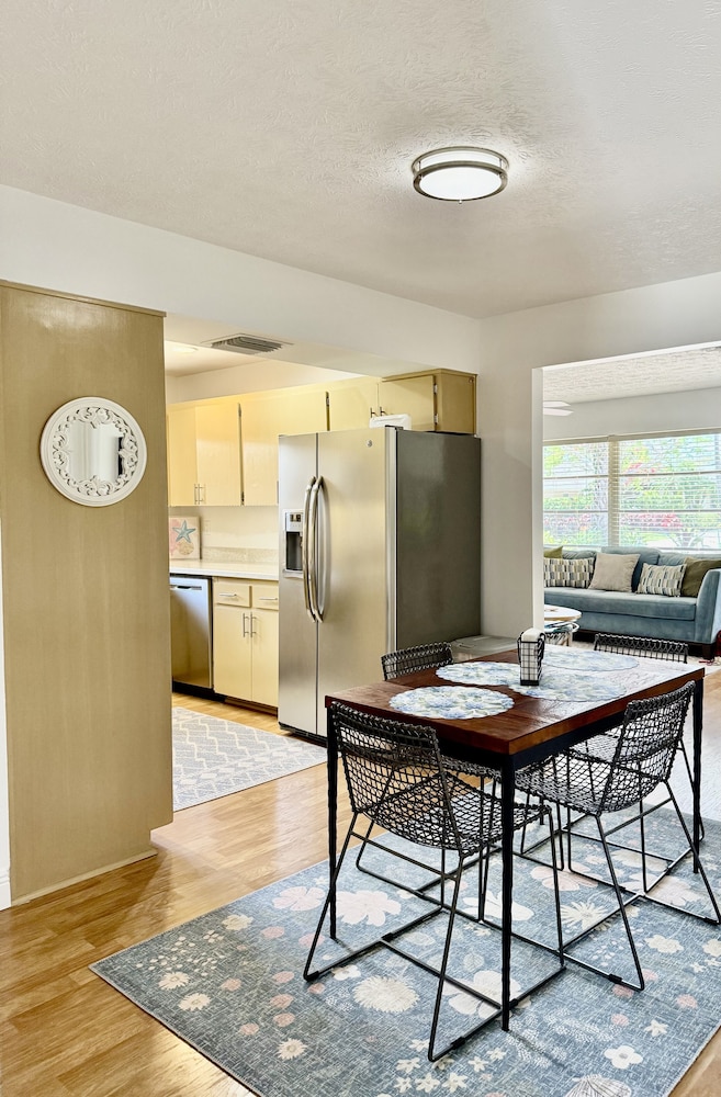Naples Park Cottage 106th 6 Blocks Off Ocean 2 Bedroom Home