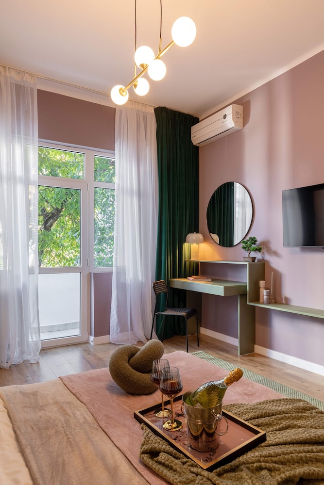 Delightful University Square 1BR, Balcony Church Views