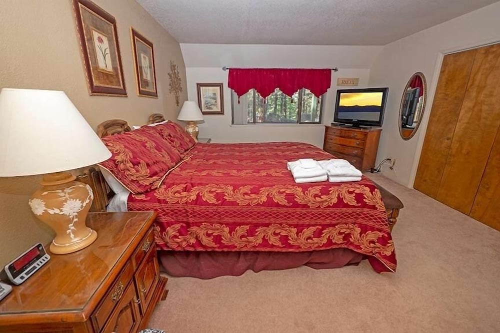 1240 Timber Lane 2 Bedroom Home by RedAwning