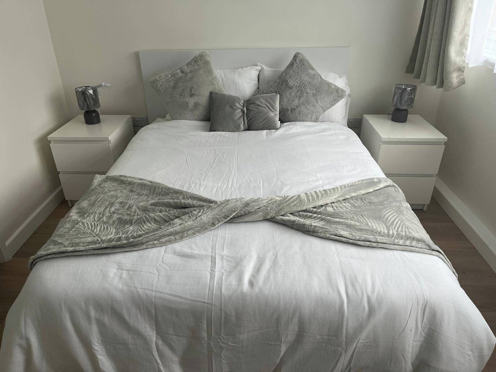 Cozy Cromwell Cottage in Croydon