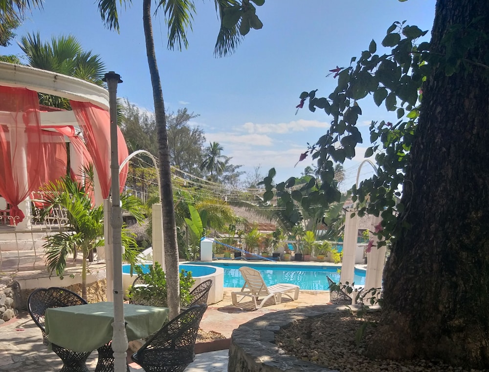 Hotel Club Tropical de los Santos - Image 1