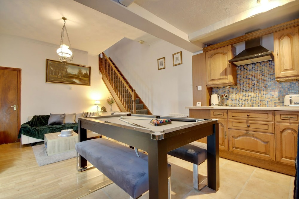 Portsmouth Maisonete Pool Tennis Table