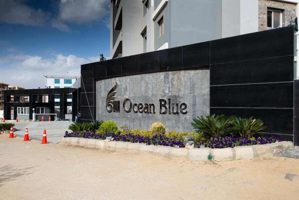 Xuru Stays I Waterfront Designer 2BR - 5 min to Airport