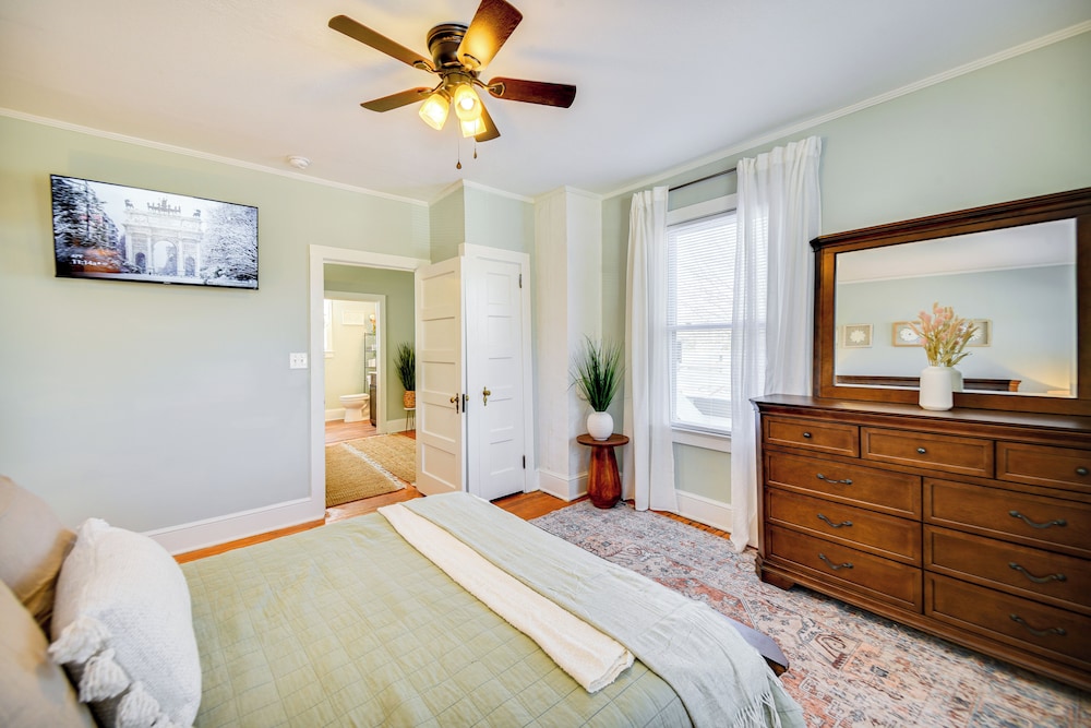 Family-friendly Main St Gloucester Apt w/ Balcony!
