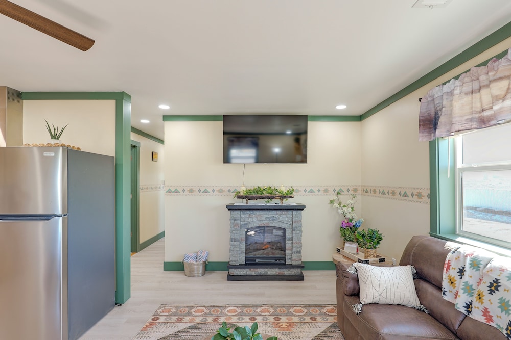 9 Mi to Lake Carlsbad: Pet-friendly Apt