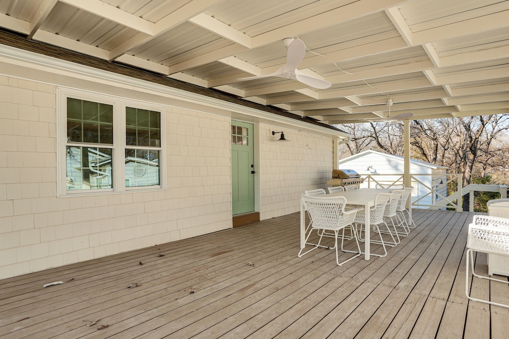 Walk to Lake Texoma: Kingston Retreat w/ Deck!