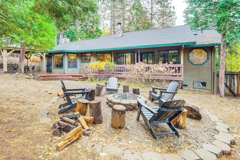 Fire Pit, Gazebo & Grill: Family Cabin in Arnold!