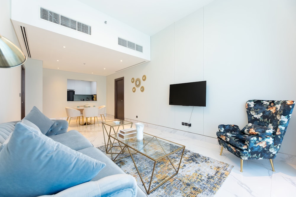 SIMPLY COMFORT Urban Chic Suites in J One Tower City & Canal Views