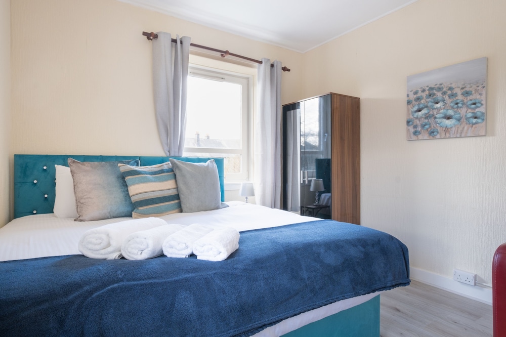 Novelty Suites - Powis Circle view 4