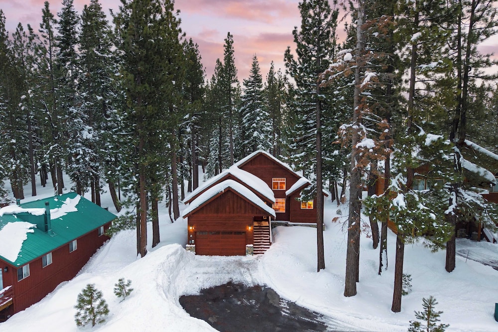 Pinewood Lodge by Avantstay Cozy Cabin Near Ski Resorts & Hiking