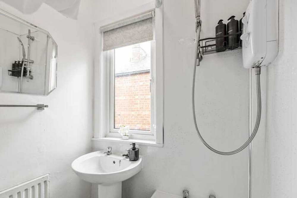 Family - Sleeps 6 - Garden - Parking