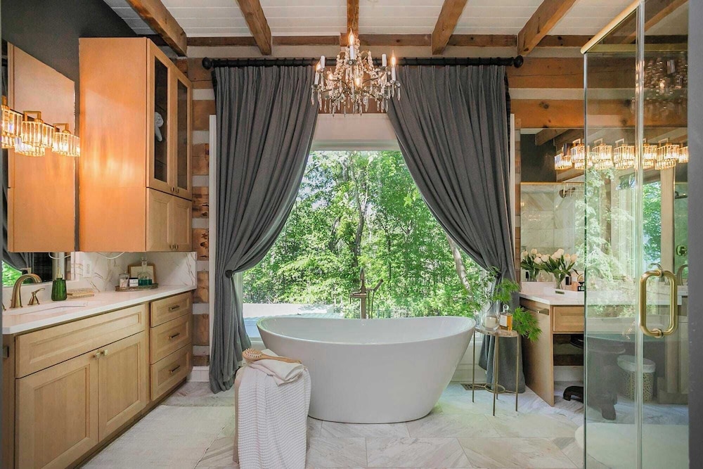 35 Acre Villa w/ Pool, Spa, Wine Cellar & Gym + Near Golf Club La Pearla Ranch by Avantstay