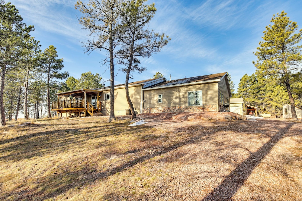 5 Mi to Town: Mtn-view Gem w/ Deck in Hot Springs