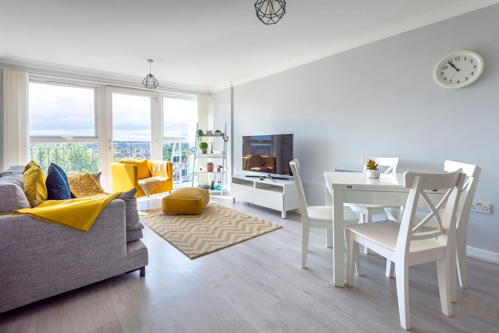 2BD Flat Next to Newbury Pk Stn view 5