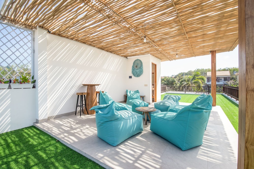 Breeze Opulent 6 BR in With Ocean View 5 Mins to Savaya