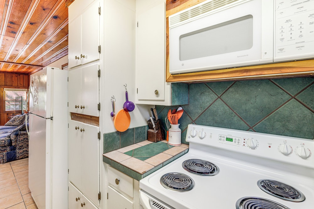 2 Mi to Fishing on Lake Whitney: Cottage w/ Deck