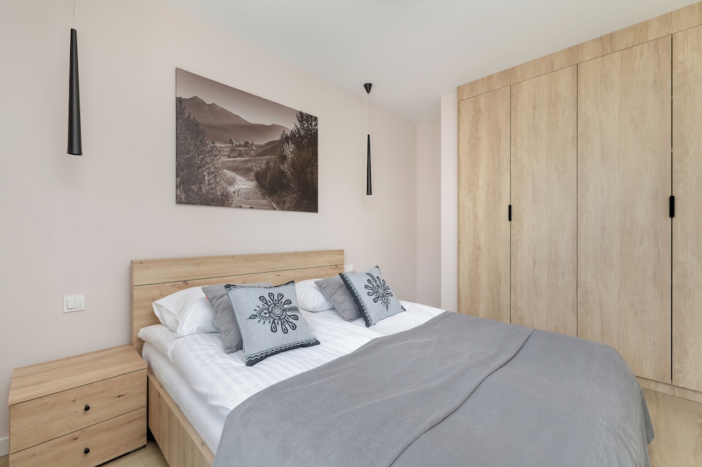 Szymony Apartment by Renters Prestige