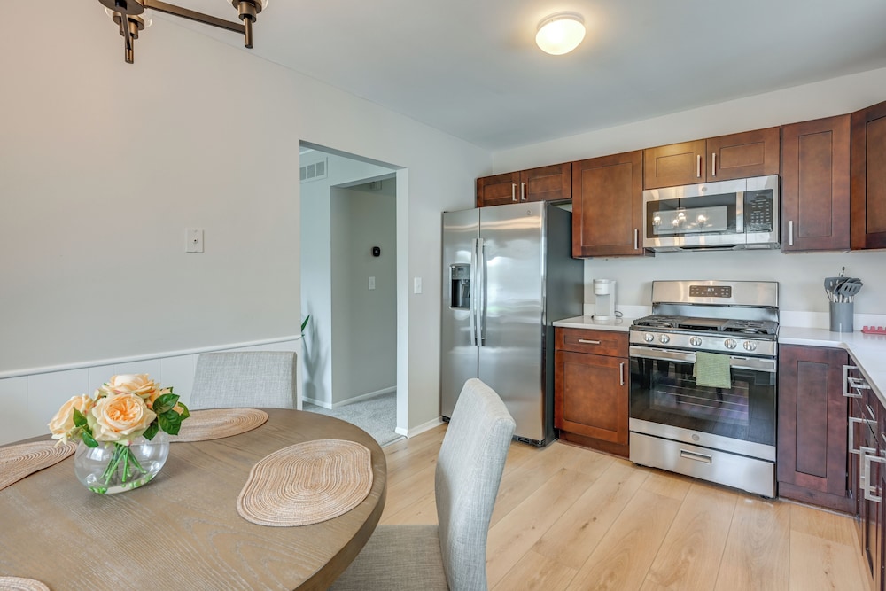 3 Mi to Dtwn Royal Oak: Getaway w/ Fenced Yard!