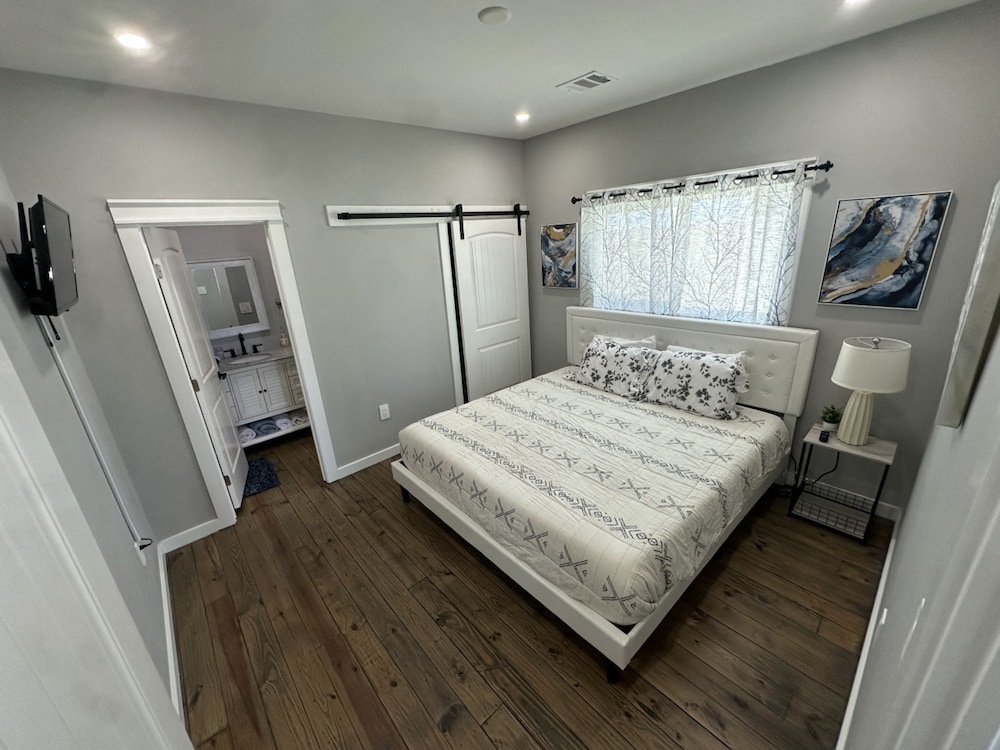 Cozy Seaside Cottage Escape