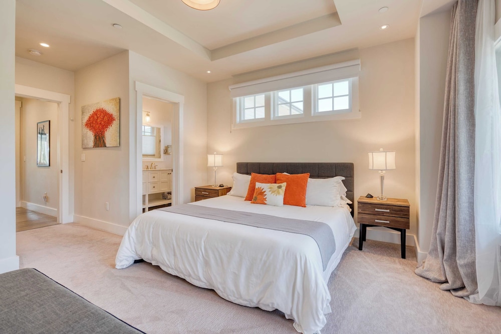 Luxe, Pool, Spa, Fire Pit, Game Room, Piano Sonoma Pool Retreat by Avantstay
