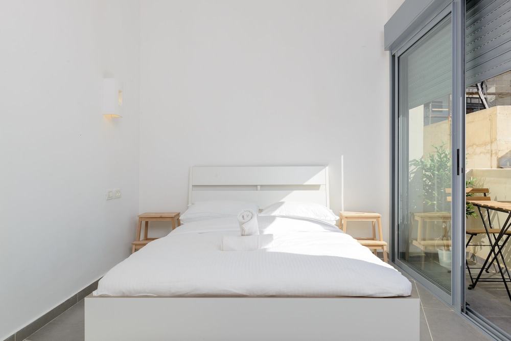 Spacious Modern Apt 1 Step To Beach view 4