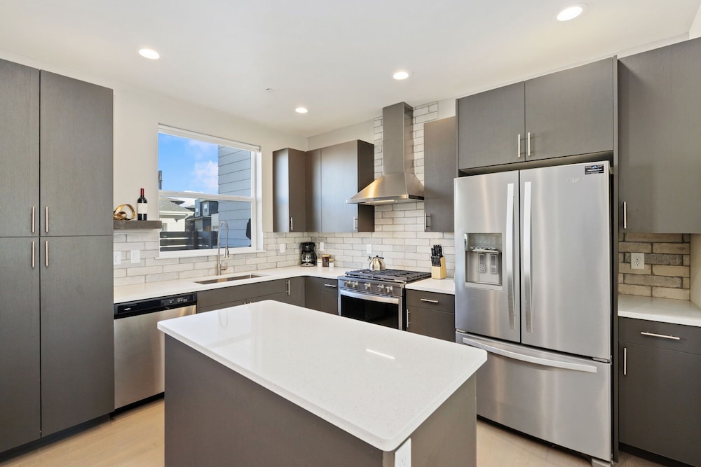 Mountain View Home w/ King Beds & Rooftop Deck