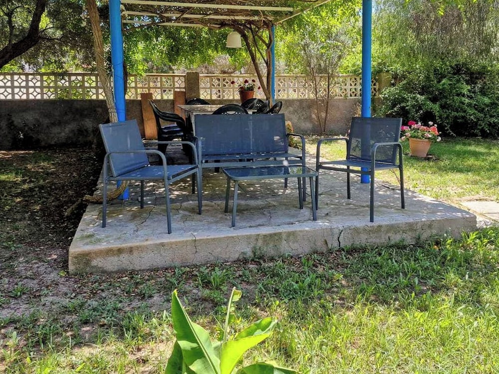 House With Exclusive Pool and Garden 7 min Walk From the Beach and the Center
