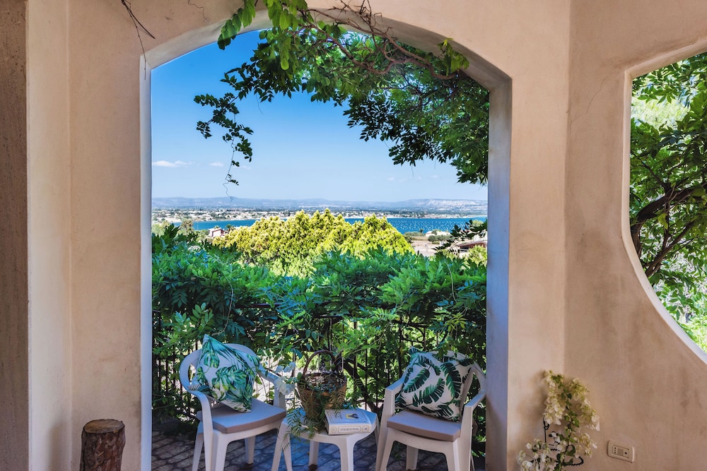 Galatea e Giardino delle Esperidi apartments with pool by Wonderful Italy