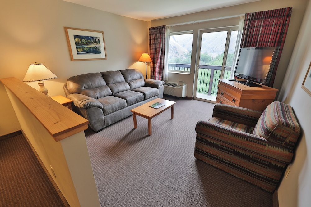 Salmon Rapids Lodge
