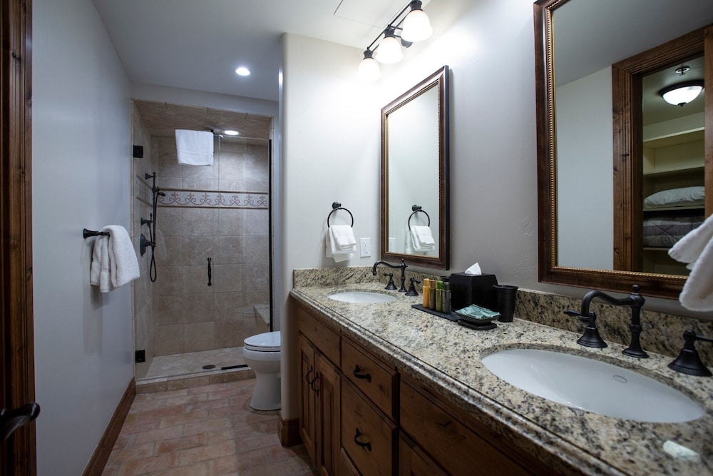Grand Lodge - Five Bedroom #402 - Ski-in/ski-out 5 Condo