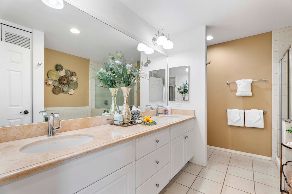 Spacious Corner Unit - Central AC - Vrkcv
